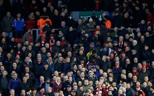 Phản đối việc tăng giá vé, CĐV bỏ về sớm, Liverpool trả giá trước Sunderland